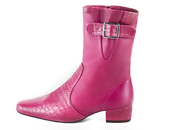 Fuschia pink women's ankle boots with buckles on the sides. Round toe. Low block heels. Profile view - Florence KOOIJMAN